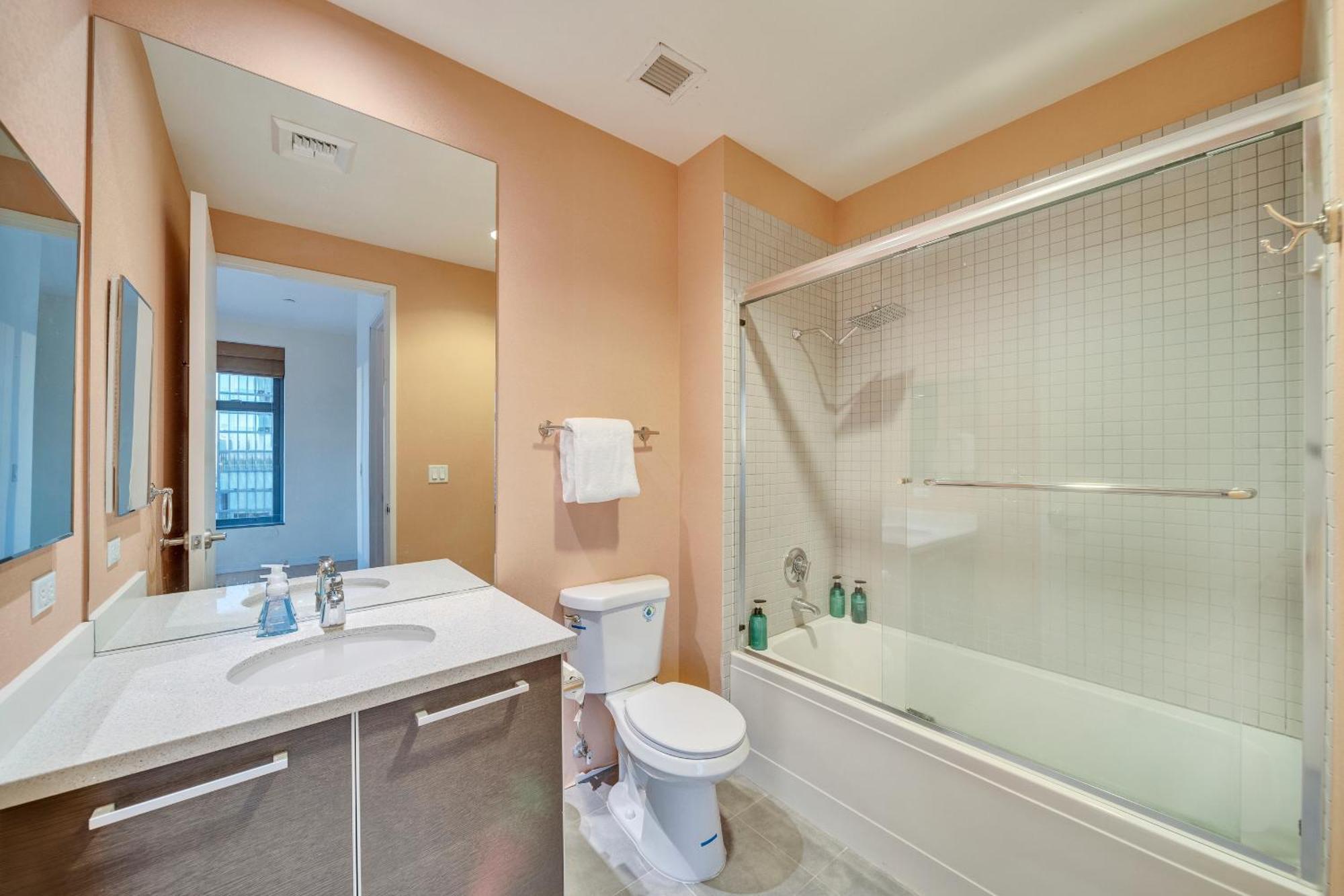 Stylish 2br In Downtown La With Views *