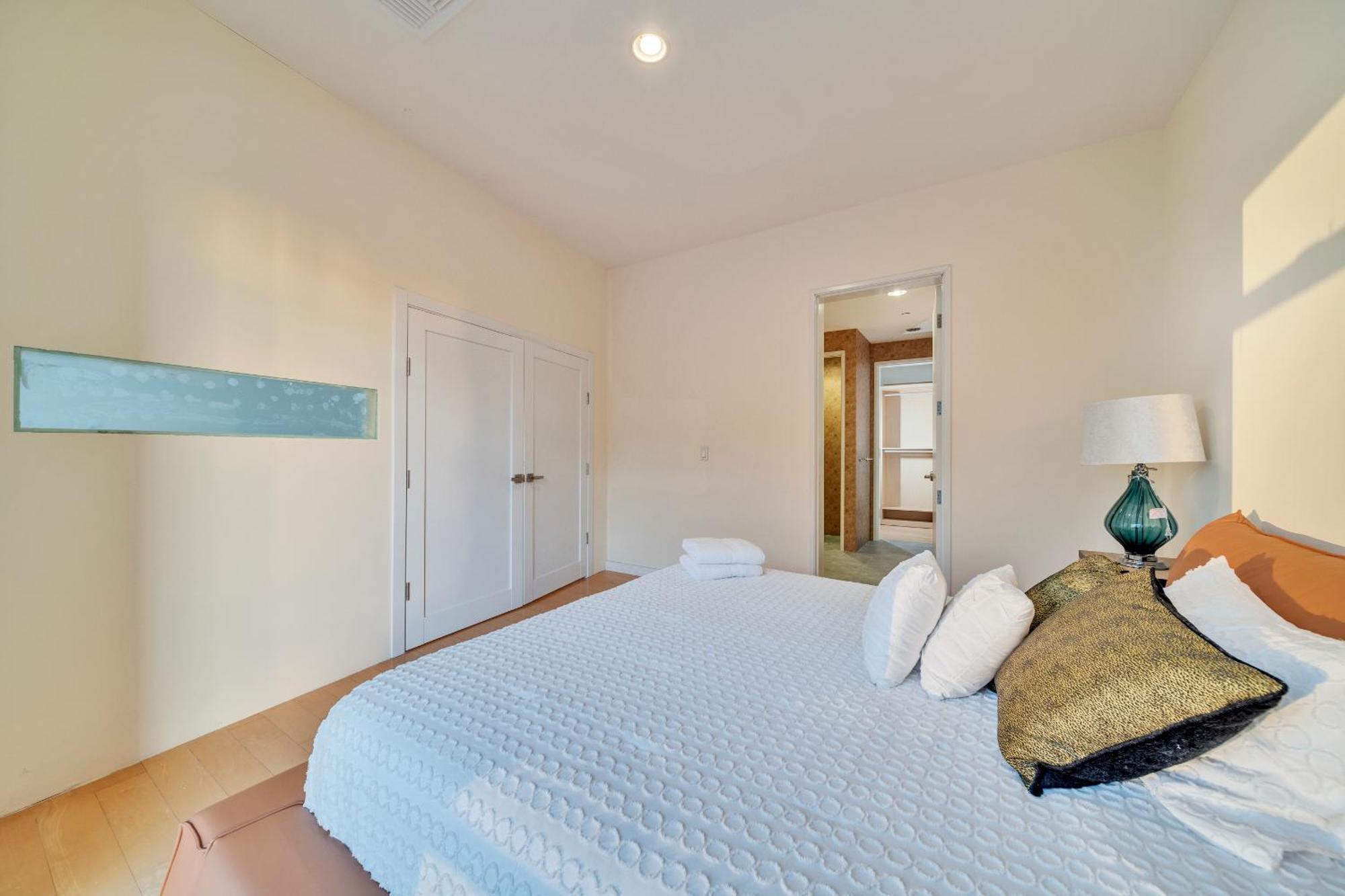 Stylish 2br In Downtown La With Views *